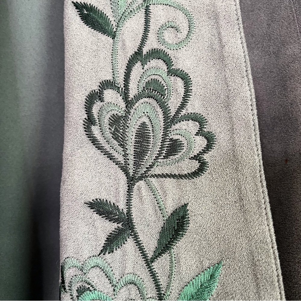 Lovely Sage Green Embroidered Blazer with Open-Front Design. Size L - Picture 6 of 8
